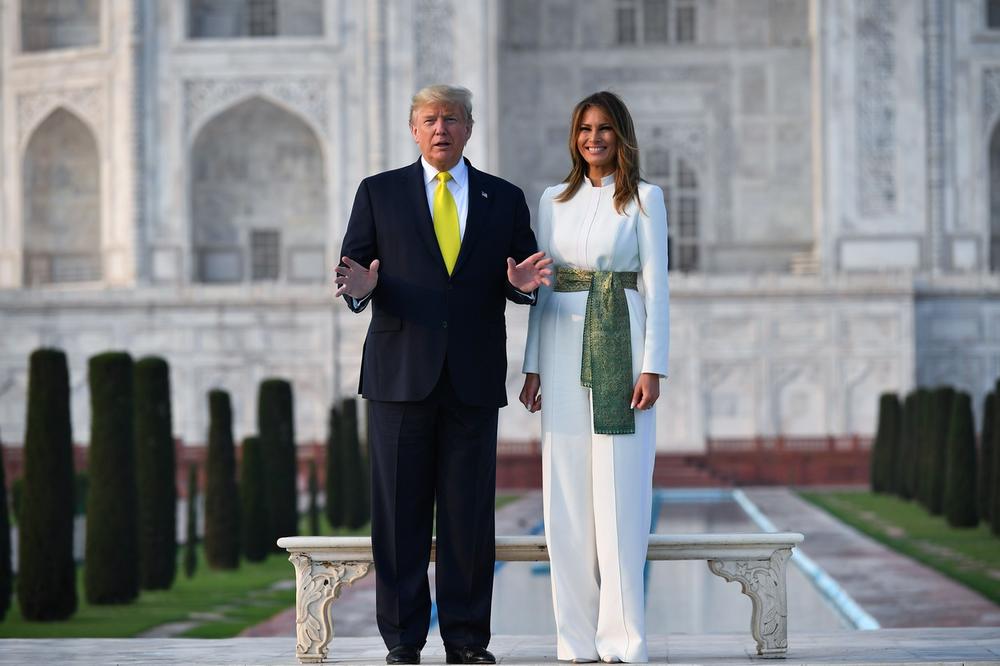 <p>Prva dama Amerike sa suprugom je doputovala u Indiju i posebnim detaljem odala počast svojim domaćinima.</p>