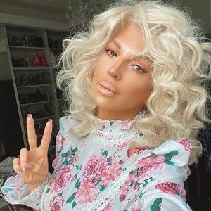 ČAK I NJENA KOMBINACIJA ZA ŠETNJU HIPNOTIŠE: Jelena Karleuša u kombinezonu koji NEĆETE zaboraviti (FOTO)