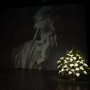 "Pozorište je za njega bila umetnost igre": Branko Cvejić se emotivnim rečima oprostio od reditelja Dejana Mijača