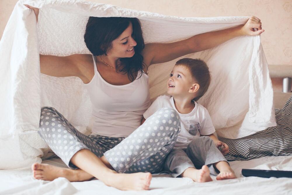 Roditelji ponekad treba da ostave decu da se igraju sama