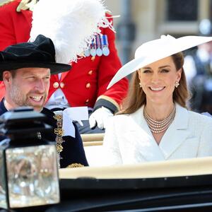 Kejt Midlton očarala London: U belom izdanju izgledala je kao oličenje kraljevske elegancije, a šešir je priča za sebe
